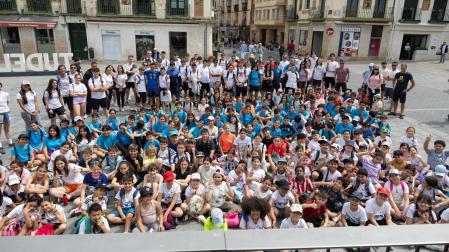 Organizadores y participantes en el Día de la Educación Física en la Calle, juntos en la plaza de los Fueros de Tudela