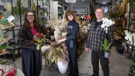 El matrimonio ablitero formado por Esther Aznar Melero y Richard Enériz Arriazu, junto a su hija Carla, en el interior de su floristería Esther Floristas de Tudela