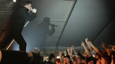 Loquillo canta al público de la Carpa Universitaria celebrada en el Sadarcillo el 19 de noviembre de 2004