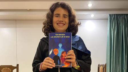 Lucía Castro Bezunartea, posando con su libro