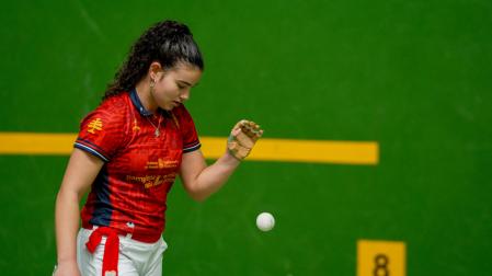 Aizane Ibarrola prueba una pelota.