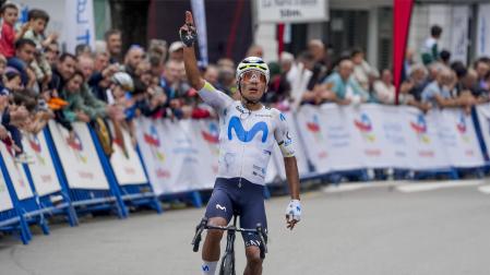 El colombiano Nairo Quintana, líder de la general, celebra la victoria conseguida en segunda etapa de la Vuelta Ciclista a Asturias 2026, disputada entre Llanes y Pola de Lena, con un recorrido de 140 kilómetros con el alto de la Colladiella, de primera categoría, y otros tres de segunda y tercera. EFE/Paco Paredes