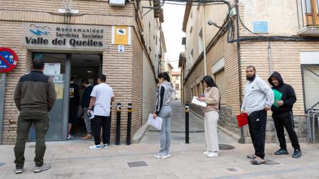 Varios inmigrantes esperan a la puerta de la sede de la Mancomunidad de Servicios Sociales Valle del Queiles, ubicada en Cascante