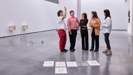 Desde la izquierda, Pablo Marte, Jorge Sevi, Sofía Mendiondo, María Hidalgo y Manuela Pedrón. Ante ellos una de las piezas de Sevi. Detrás, cuatro de Mendiondo