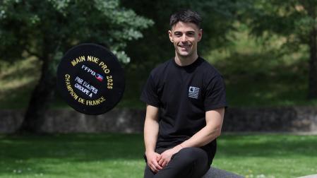 Iker Espinal, en la Ciudadela con la txapela de campeón de Francia volando a su lado.