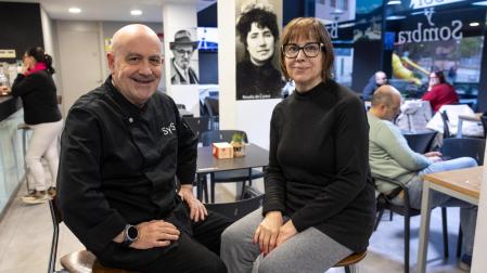 Domingo Álvarez Pérez y María Jesús Montoya Sueiro, en el interior de su Café-Bar Sol y Sombra de Tudela