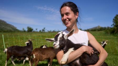 Irati Campion Lezaun, con una de sus cabras en una de las praderas donde las alimenta