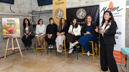 De izda. a dcha.: Beatriz Marchite Litago (Cebollas Marchite), Beatriz Preciado Biurrun (INTIA), Irantzu Bermejo Ruiz (Agronomía Bermejo), Sara Samanes Alba (Importaciones Samanes), Andrea Urzaiz Huguet (Aceites Artajo), Leyre Urtasun Izquierdo (CNTA), y la moderadora de la mesa redonda, Mari Carmen Garde Segura, periodista de Diario de Navarra, durante la mesa redonda celebrada en la sede de la Orden del Volatín de Tudela