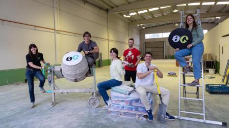 De izquierda a derecha: Laura Carlota Álvarez Asiáin, Ignacio Martínez Torcal, Elsa Barrero Álvarez, Óscar Munuera Jiménez, Álvaro Jurado Ferrer, y Ainhoa Villafranca Martínez, en el interior de la nave que acogerá el futuro complejo de rocódromos ZeroG que se inaugurará el  próximo mes de septiembre