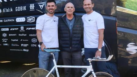 Tony Rominger, en el centro, con Iván Velasco (izda) y José Joaquín Rojas (dcha) en el bus del Movistar Team en Romandia.