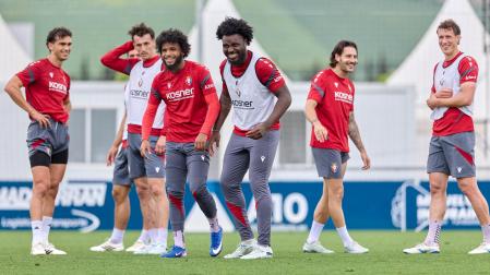 Sonrisas en un momento de la sesión de ayer, con Rosier y Boyomo en el centro de la imagen