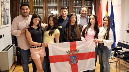 De izquierda a derecha: Martín López (concejal de Juventud del Ayuntamiento de Tudela), Ana Vázquez, Daniela Escudero, Javier Vidorreta, Alba Garnica, Alejandro Toquero (alcalde de Tudela), Sara Pagán, y María Palacios