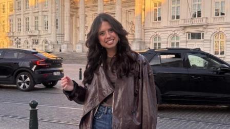 Julia Gil Salvatierra junto al Museo Real de Bellas Artes de Bruselas.