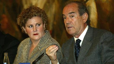 Carlos Garaikoetxea, junto a Begoña Errazti en un acto político de EA en 2005
