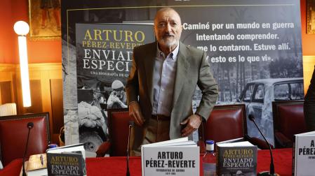 Arturo Pérez-Reverte ha presentado este miércoles su exposición 'Fotografías de guerra' (1974-1985) y el libro 'Enviado especial' (Alfaguara)