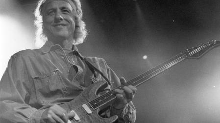 Mark Knopfler, líder de Dire Straits, durante el concierto que la banda británica ofreció en la plaza de toros de Pamplona el 31 de agosto de 1992