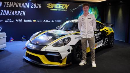 El joven piloto navarro Raúl Zunzarren, en la presentación de su Porsche Cayman con el que competirá en la Iberian Supercars.