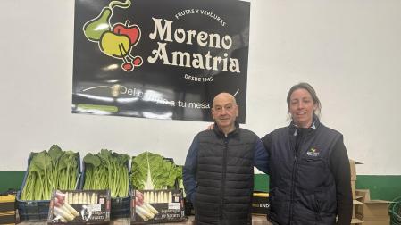 Fermín Moreno y su hija Sara en las naves del negocio familiar de Sartaguda. En el rincón de la imagen se encuentra ahora una pequeña tienda física para poder hacer allí   la cesta de la compra, la última incorporación a una empresa de la que salen cada día camiones para los grandes mercados y pedidos on line a domicilio