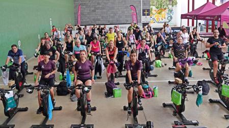 Instante del evento de spinning que tuvo lugar ayer sábado en Villafranca a beneficio de Proyecto Hombre Navarra