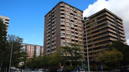 *A: JOSE CARLOS CORDOVILLA *F: 30-10-2023 *P: *L: PAMPLONA *T: BLOQUE DE VIVIENDAS DE LA CALLE IÑIGO ARISTA Nº1. EN UNO DE LOS PISOS SE HA CELEBRADO UN CUMPLEAÑOS MÁS DE 110 PERSONAS Edificio de Íñigo Arista donde se produjo la intervención.