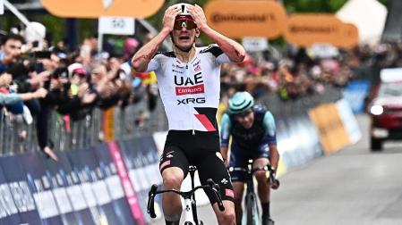 Igor Arrieta cruza la meta como ganador de la etapa del Giro