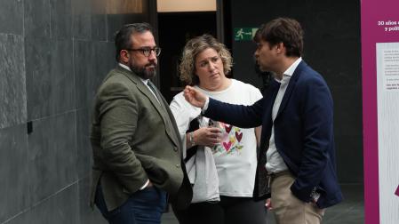El socialista Javier Remírez; el portavoz de Geroa Bai, Pablo Azcona, y la secretaria de Organización del Partido Socilaista Esther Iso, conversan en el Atrio de la Cámara