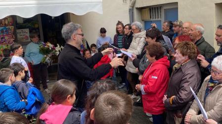 Homenaje en Aoiz a Dolores Echarte Viana (con un ramo de flores en la mano) ante su jubilación al frente de la emblemática tienda de chucherías 'La Lola'
