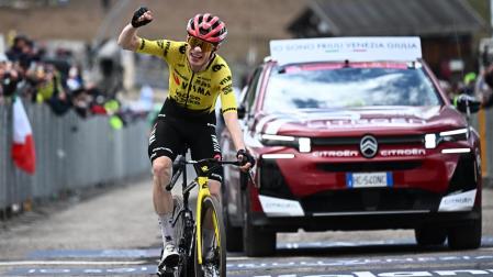 Vingegaard celebra su victoria en el Blockhaus
