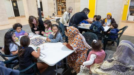 Instante de la sesión de juegos cooperativos organizada este sábado por la tienda de Comercio Justo de Tudela