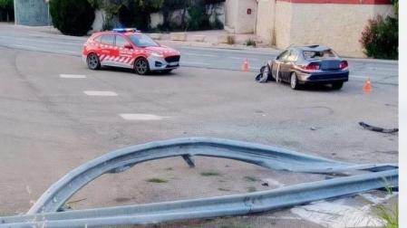 El coche accidentado y, en primer término, los daños causados en la bionda