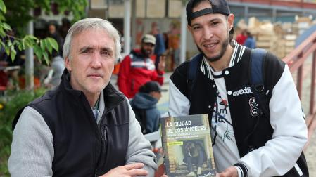 Iván Benítez posa con el libro junto a Aalid, que protagonizó la foto de portada.