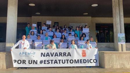 Imagen de los facultativos concentrados esta mañana en Tudela durante la huelga