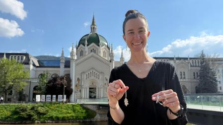 Itziar Berruezo Juandeaburre muestra parte de su trabajo delante de la Academia de Bellas Artes de Sarajevo