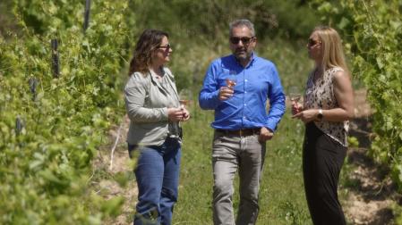 De izda, a dcha., Natalia Jauregui (gerente), Manuel Ruiz Pedreira (enólogo) y Esther Fernández de Manzanos (presidenta) en los viñedos de Viña Zagra
