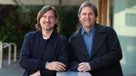Eduardo Laporte (izquierda) e Iñaki Arbilla, dos vidas separadas por un río, posan en la calle González Tablas de Pamplona