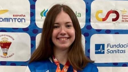 Amaia con las medallas de oro y plata conseguidas en el pasado Campeonato de España de bádminton.