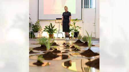 Monika Aranda, este sábado en La Fábrica de Gomas de Pamplona, ante su instalación de planta viva antes de ser trasplantada al césped exterior