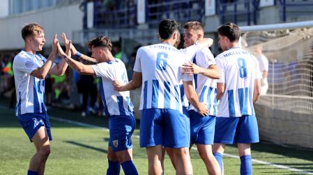 Los jugadores del Izarra celebran uno de sus goles ante el Subiza
