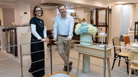 Christian Casado Enciso y su hija María Casado Lera, en el interior de su tienda de decoración DèCOR by cienxcien seda