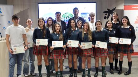 Los alumnos del IES Ribera del Arga, Miravalles-El Redín e Irabia-Izaga ganadores del concurso ‘Imagina tu empresa’ junto a Iñaki Ecay y Carlos Sánchez Mitelbrum.