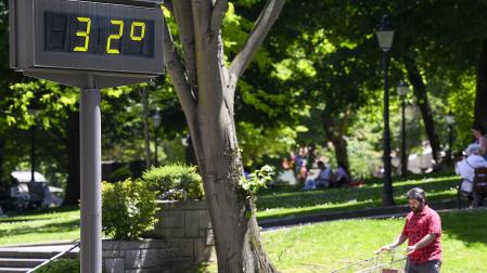 Vista de un termómetro en el centro de Oviedo este martes 26 de mayo con temperaturas superiores a los 30 grados