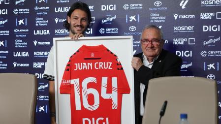 Juan Cruz, junto a Luis Sabalza, con la camiseta que reconoce sus 164 partidos con Osasuna