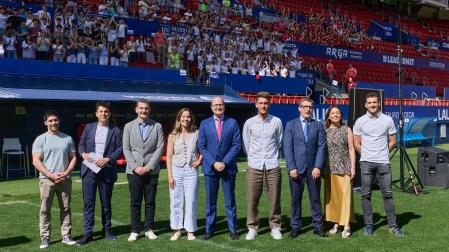 700 alumnos de 17 colegios navarros celebraron el fin del curso ‘Aula Empresa’ de CEN, al que acudieron Javier Gómez, Roberto Torres, Irene Echeverría y Jorge Luengo.