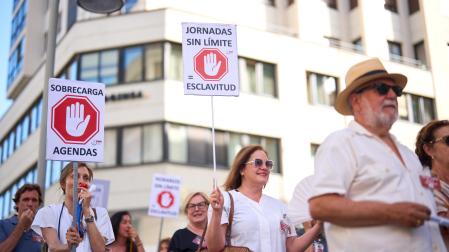 Manifestación de médicos por las calles de Pamplona este miércoles