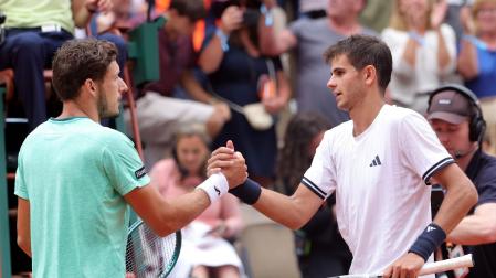 Saludo entre Rafa Jódar (derecha) y Pablo Carreño (izquierda) al finalizar el partido