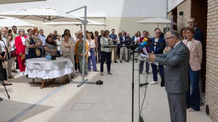 El presidente de ADISCO, Valentín Carranza, durante su discurso en el patio de los pisos