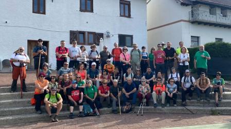 Montañeros participantes en la especial salida por la cañada en el valle de Aezkoa