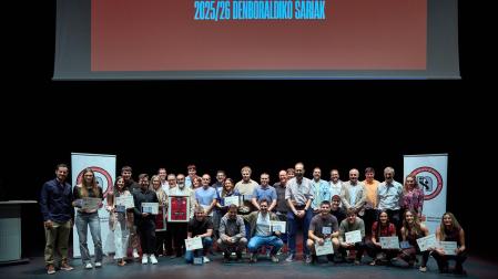 Los diferentes galardonados en la gala, junto a los autoridades en la foto final con la que ha acabado la ceremonia