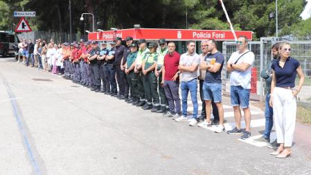 Instante de la concentración celebrada este jueves en la Comisaría de la Policía Foral de Tudela