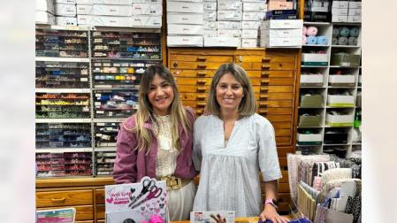 Sheila Andrés y Laura Martín, en el interior de mercería Rise